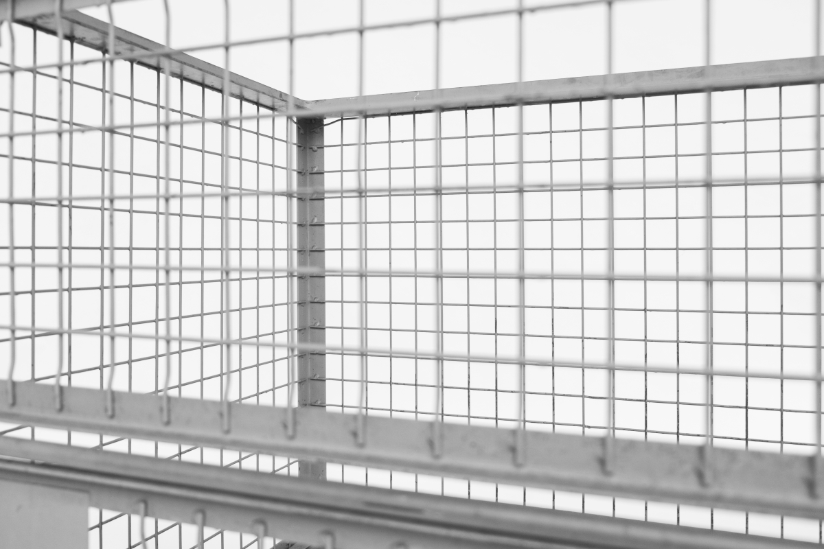 Wire meshes elementes for transport equipment	