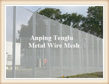 Fencing at may tinik wire, estukada net, metal