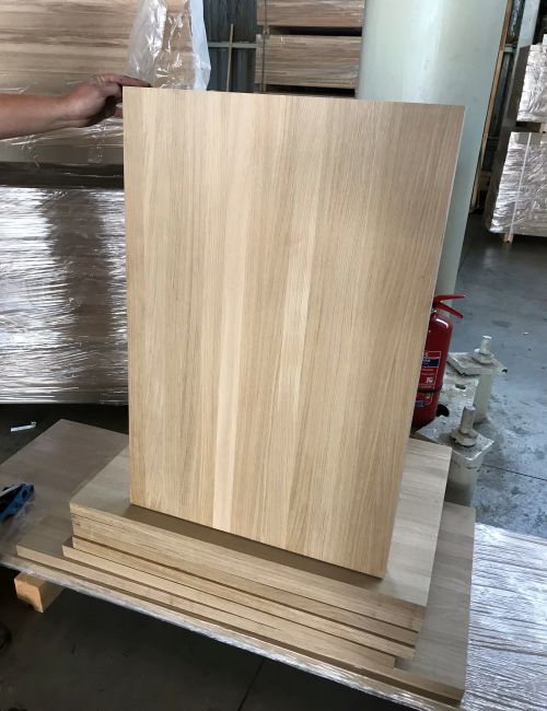 The oak panel is non-studded, with oak stair steps