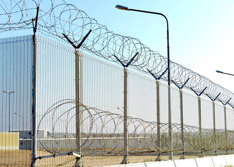 Pyramid Mesh Fence
